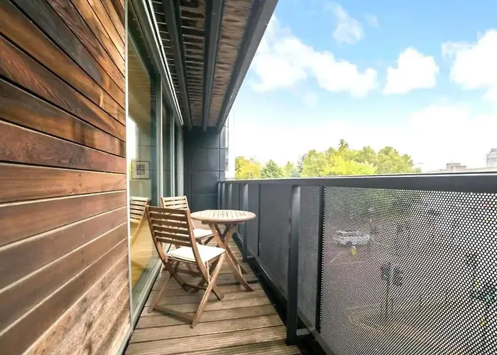 Spacious Queen Bed City Centre Penthouse With Balcony - Homeshare - Live In Host