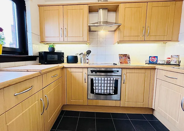Beautiful & Spacious 2-Bed Flat In City Centre With Free Parking