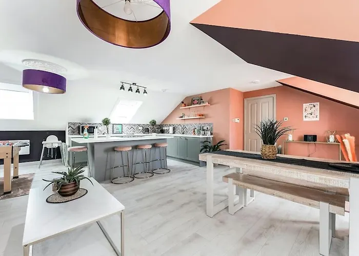 The Glasgow Rose- Stylish Penthouse 2 Bed City Centre Apartment With Free Parking & Lift