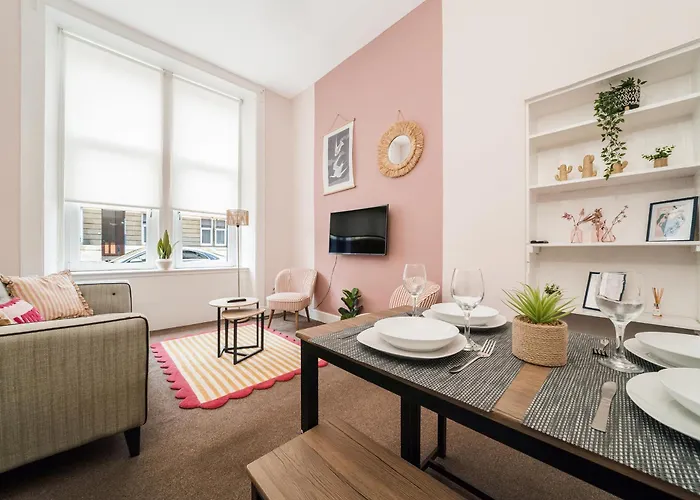4 Beds - City Gateway Getaway