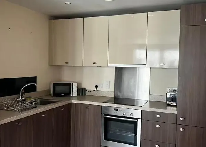 Apartment At Glasgow Harbour With Balcony City And River View