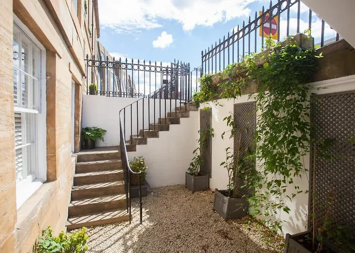 Charming Sandstone-Basement Apartment In West End