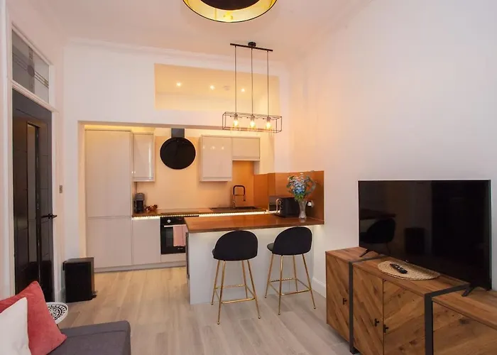 Stunning Flat In West End Location
