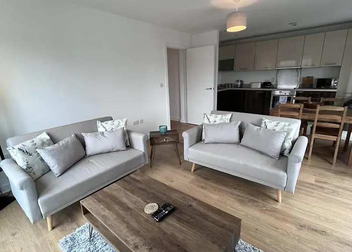 Stylish Newly Decorated 2 Bed
