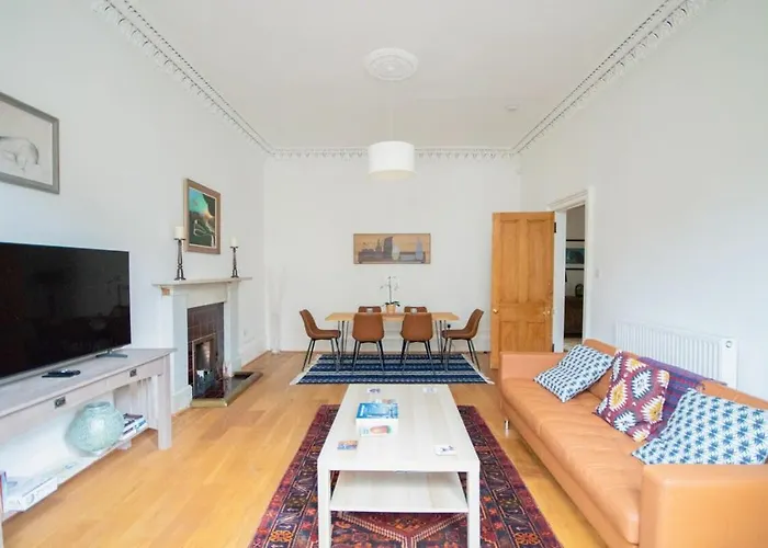 Stunning 3 Bed Flat In The Heart Of The West End