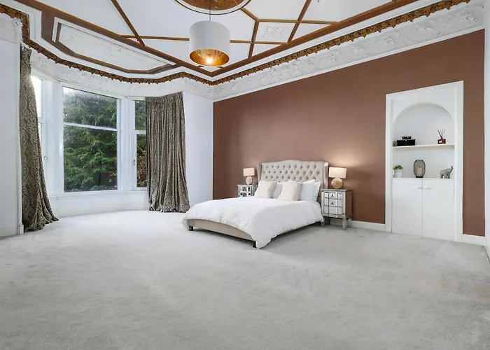 Extravagant 6 Bed Victorian Townhouse With Hot Tub