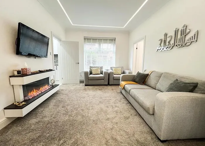 Spectacular Modern Glasgow Home Luxury King Bed