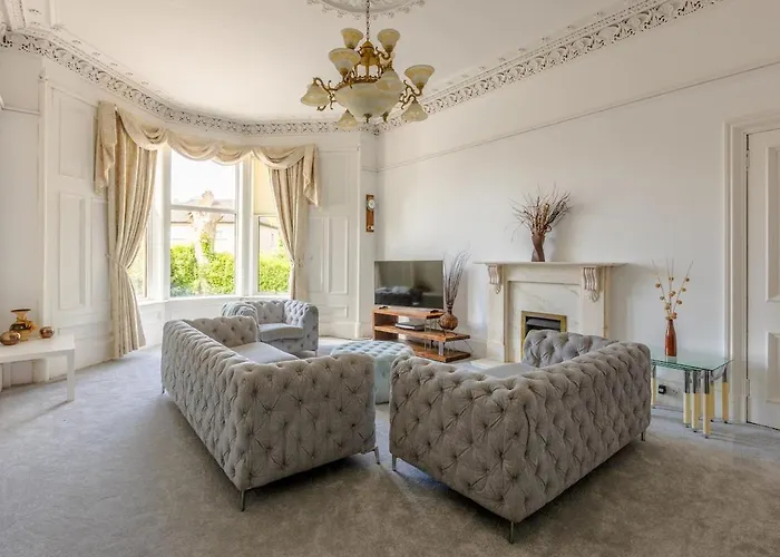 Spacious 5 Bedroom Villa With Free Private Parking