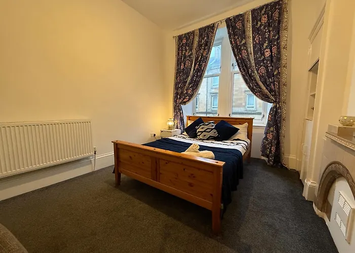 2 Bed Flat - Street Parking