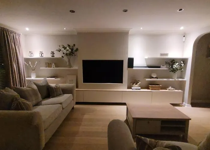 Stylish Modern 3 Bedroom House Free Parking
