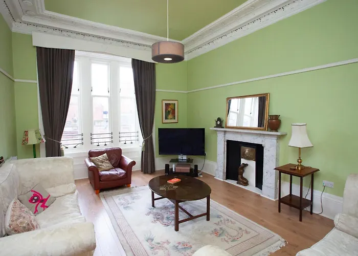 Spacious 4-Bedroom Retreat In Glasgow City