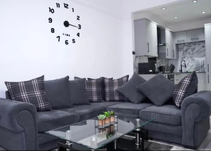 Newly Refurbished 2 Bed !