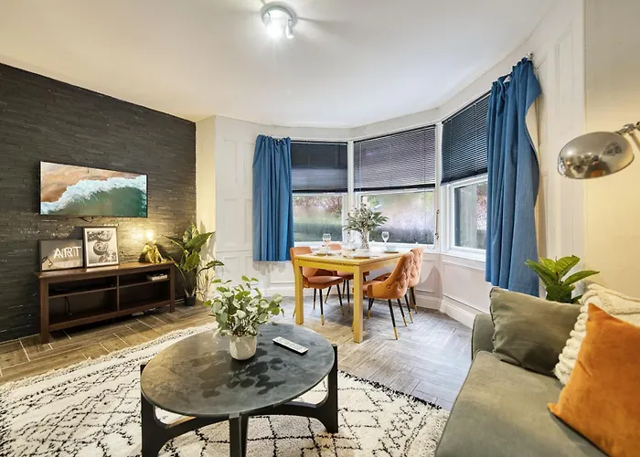 Spacious 4 Bedroom Apt Near West End Glasgow