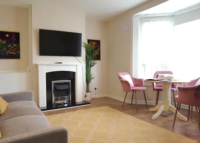 Holiday Home - Beautiful Two Bedroom House In Glasgow & Free Parking