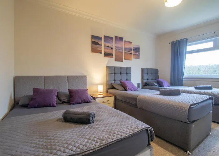 Large 3 Bed, Great For Contractors, With Private Parking
