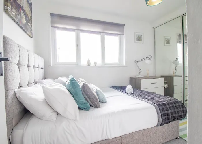 Glasgow, 2 Bed House With Parking