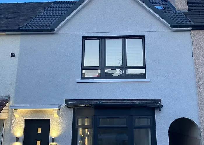 Sleek And Stylish 3 Bed West End House