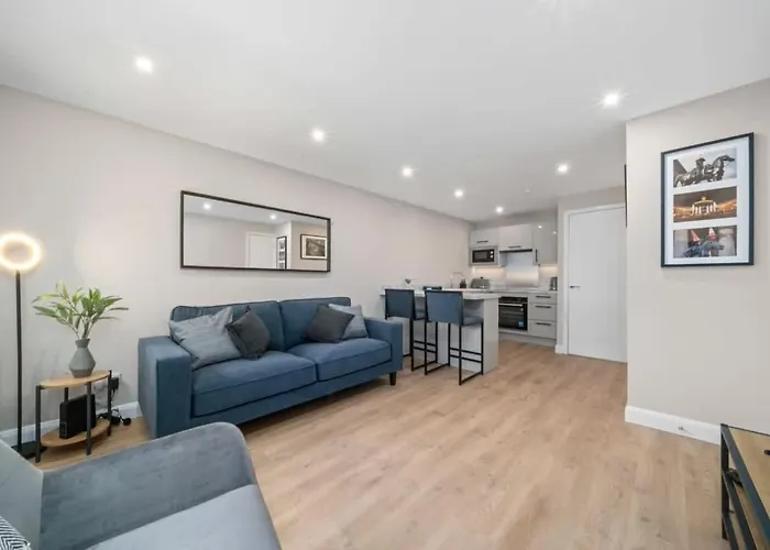 Stylish 2 Bed Property With Parking