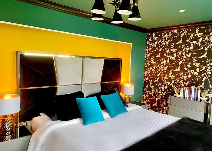 Private Bedroom & Bathroom With Amazing View In Quirky Townhouse