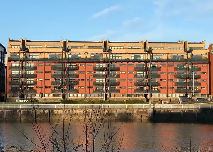 City Centre Riverside Apartment With Private Parking