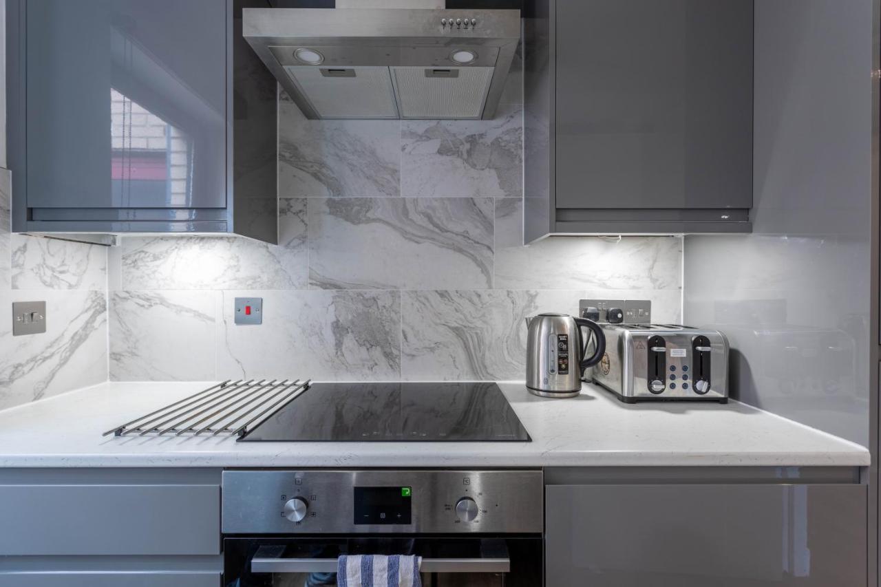 Stunning 1 Bed Merchant With Parking Apartment *
