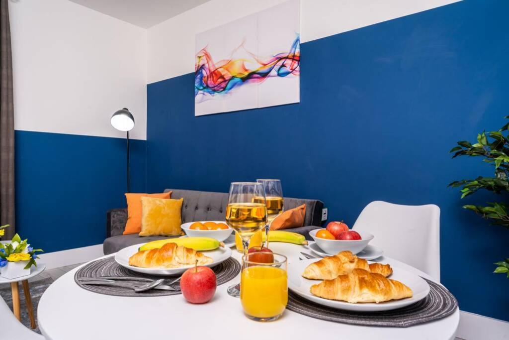 Cheerful Homely Apartment: Cozy Near Airport *