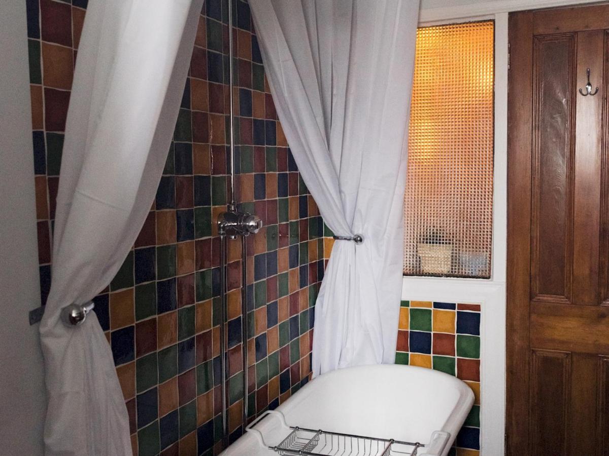 Pass The Keys Beautiful, Traditional 2 Bed Flat W Free Parking Apartment *
