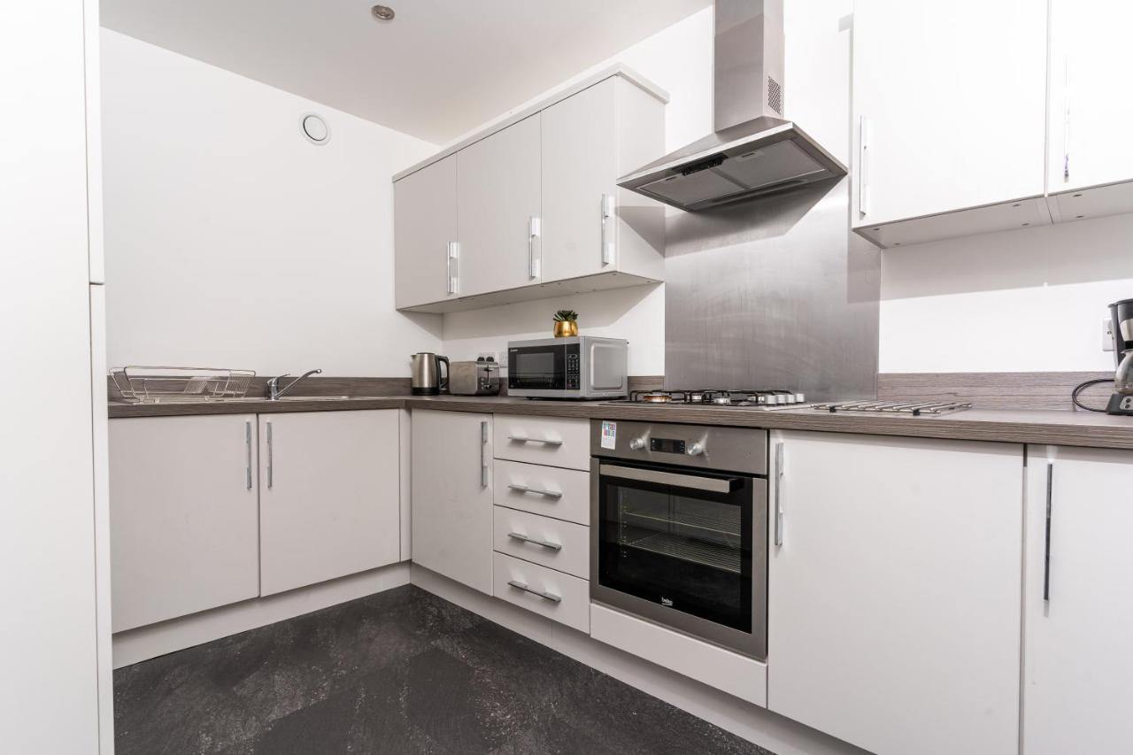 Holiday home Spacious 3 Bedroom House In With Private Parking & Garden Glasgow