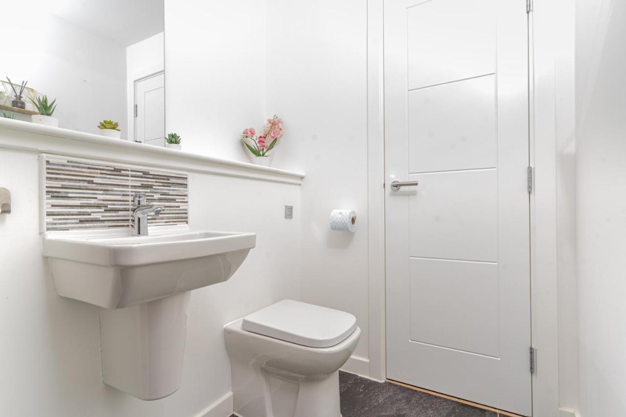 Spacious 3 Bedroom House In With Private Parking & Garden *