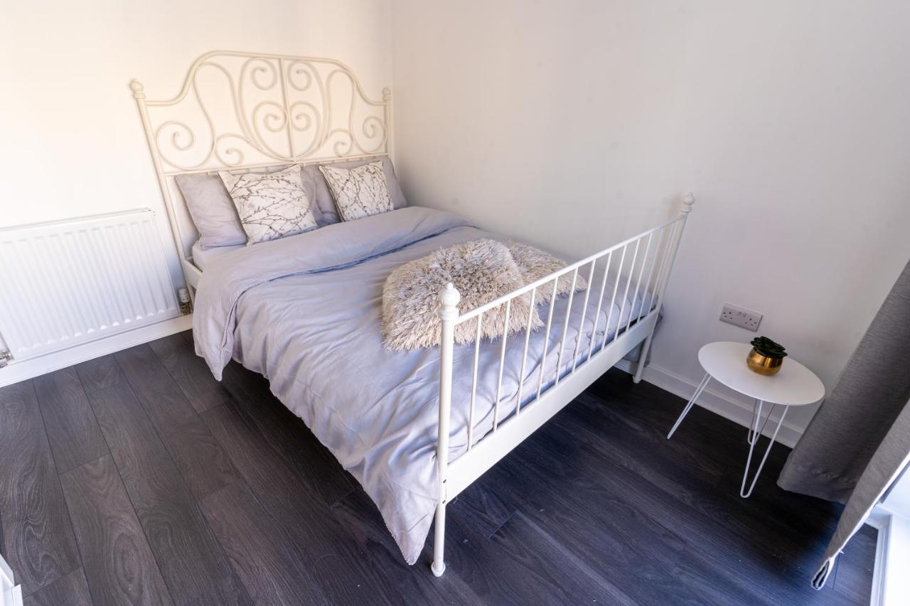 Spacious 3 Bedroom House In With Private Parking & Garden Holiday home Glasgow