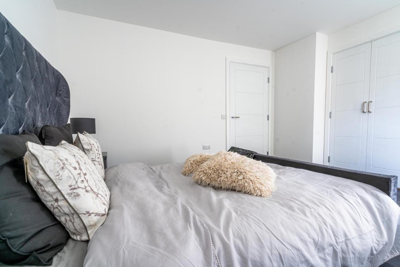 Spacious 3 Bedroom House In With Private Parking & Garden Holiday home