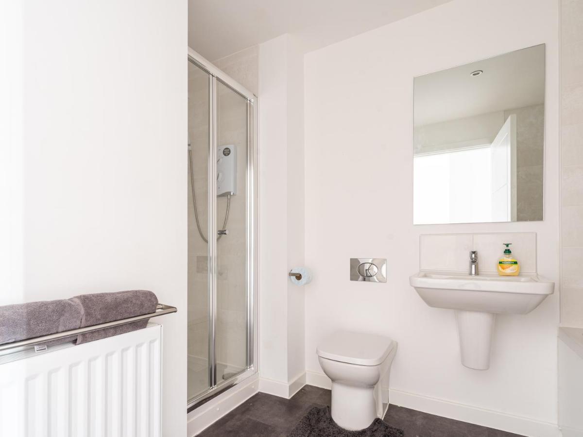 Spacious 3 Bedroom House In With Private Parking & Garden