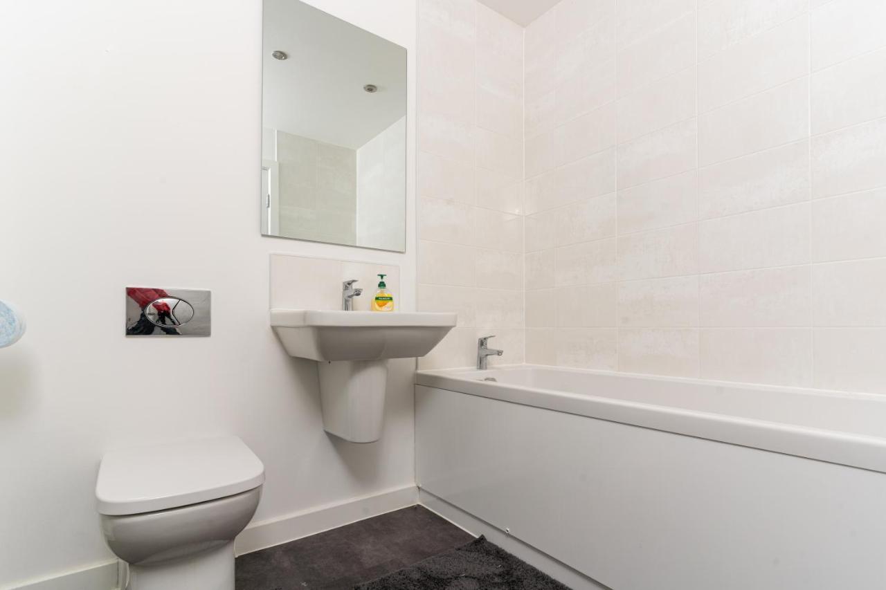 Holiday home Spacious 3 Bedroom House In With Private Parking & Garden *