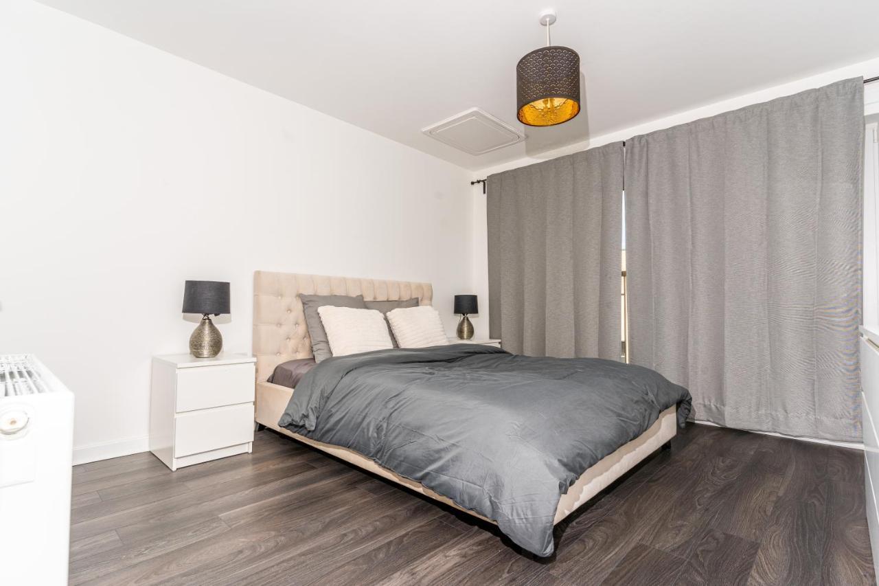 Spacious 3 Bedroom House In With Private Parking & Garden Holiday home Glasgow