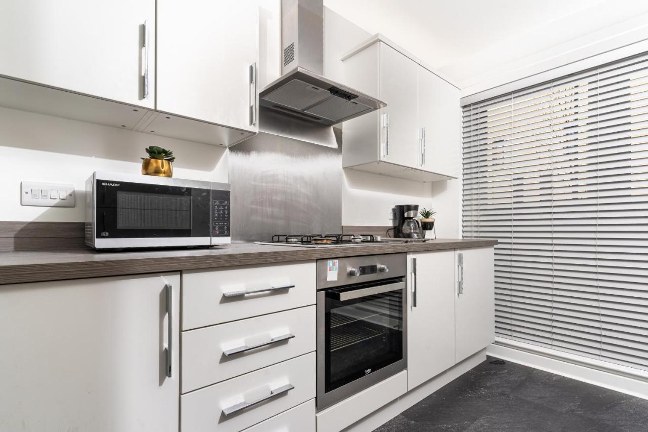Spacious 3 Bedroom House In With Private Parking & Garden Glasgow