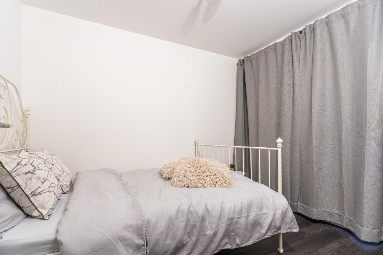 Spacious 3 Bedroom House In With Private Parking & Garden Holiday home *
