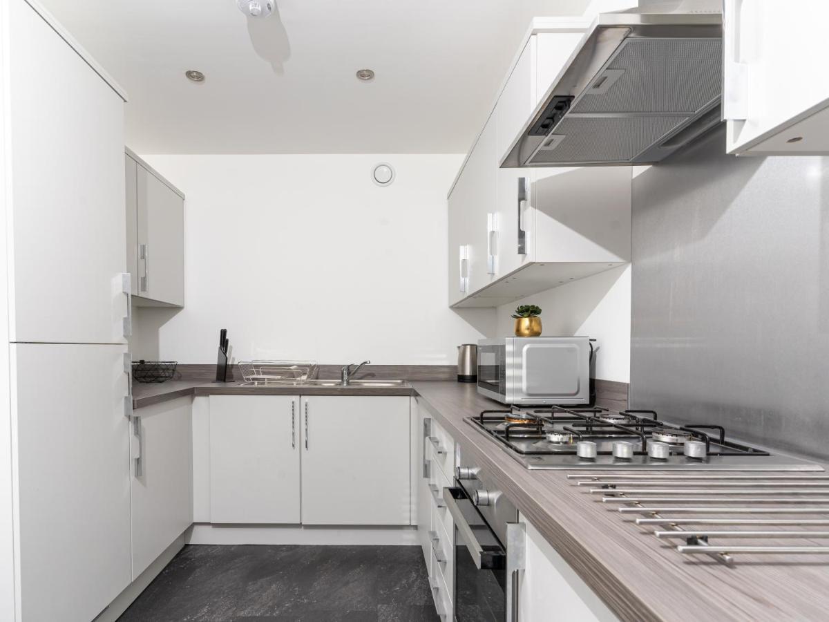 Spacious 3 Bedroom House In With Private Parking & Garden *