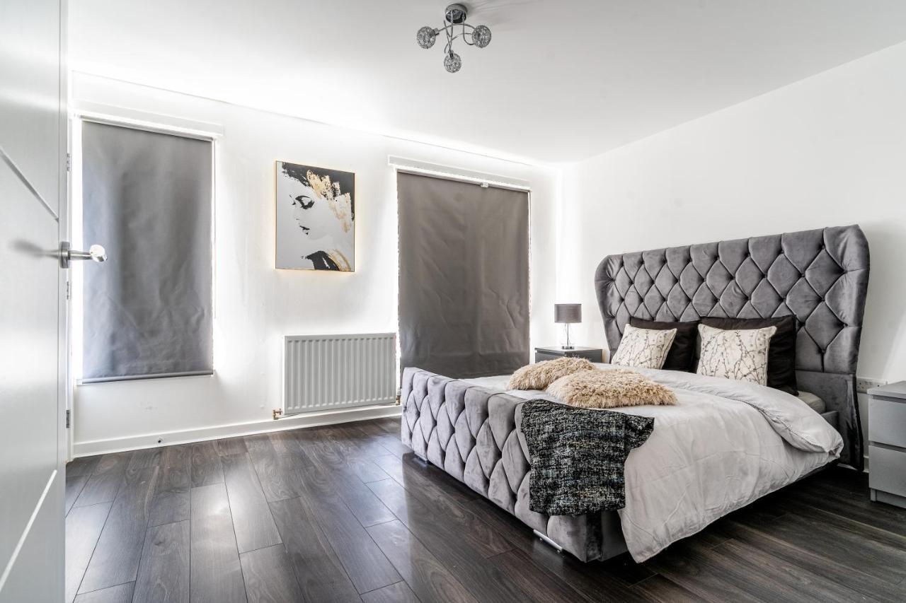 Spacious 3 Bedroom House In With Private Parking & Garden Holiday home Glasgow