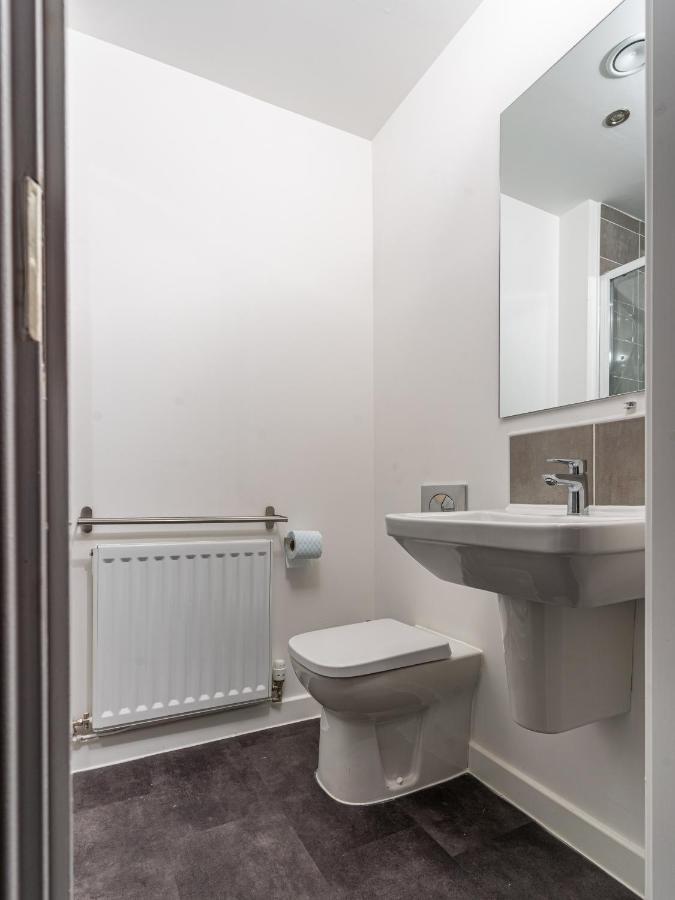 Holiday home Spacious 3 Bedroom House In With Private Parking & Garden