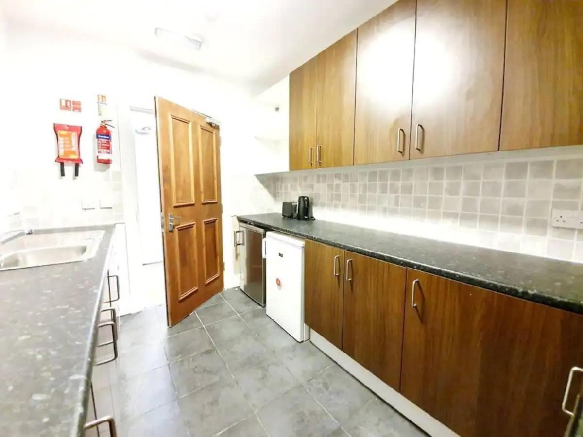 Apartment West End, 3 Bedroom Apt, Close To Sec, Hydro, City Centre And Motorway