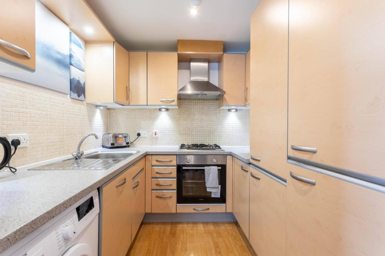 Modern 2 Bed Broompark/central Apt. With Parking