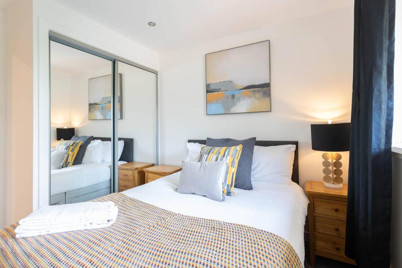 Modern 2 Bed Broompark/central Apt. With Parking Apartment