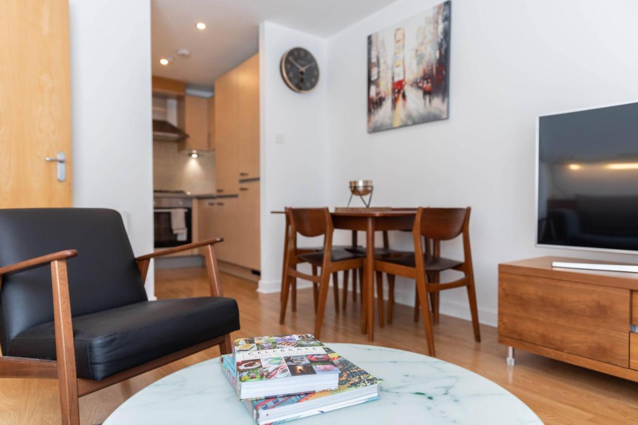Modern 2 Bed Broompark/central Apt. With Parking Apartment *