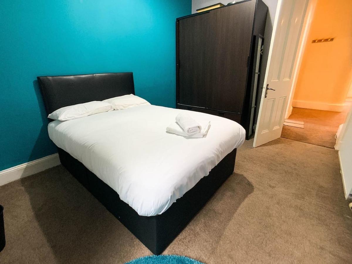 Large South Family - Free Parking Holiday home Glasgow