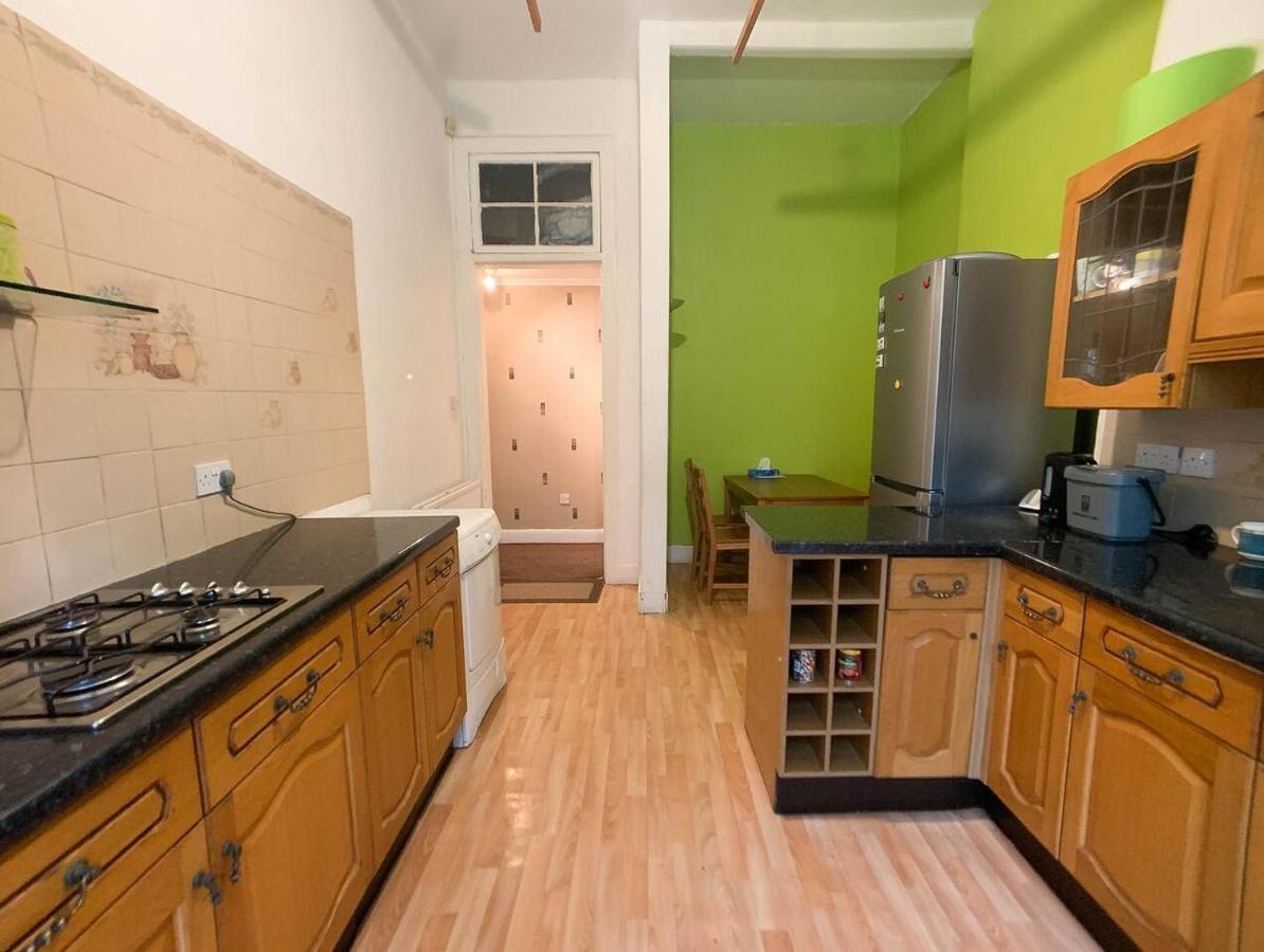 Large South Family - Free Parking Holiday home *