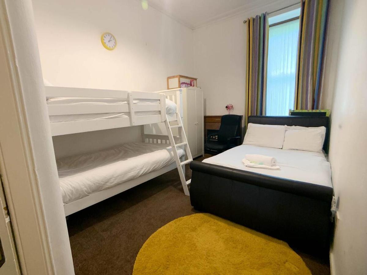 Large South Family - Free Parking Holiday home *