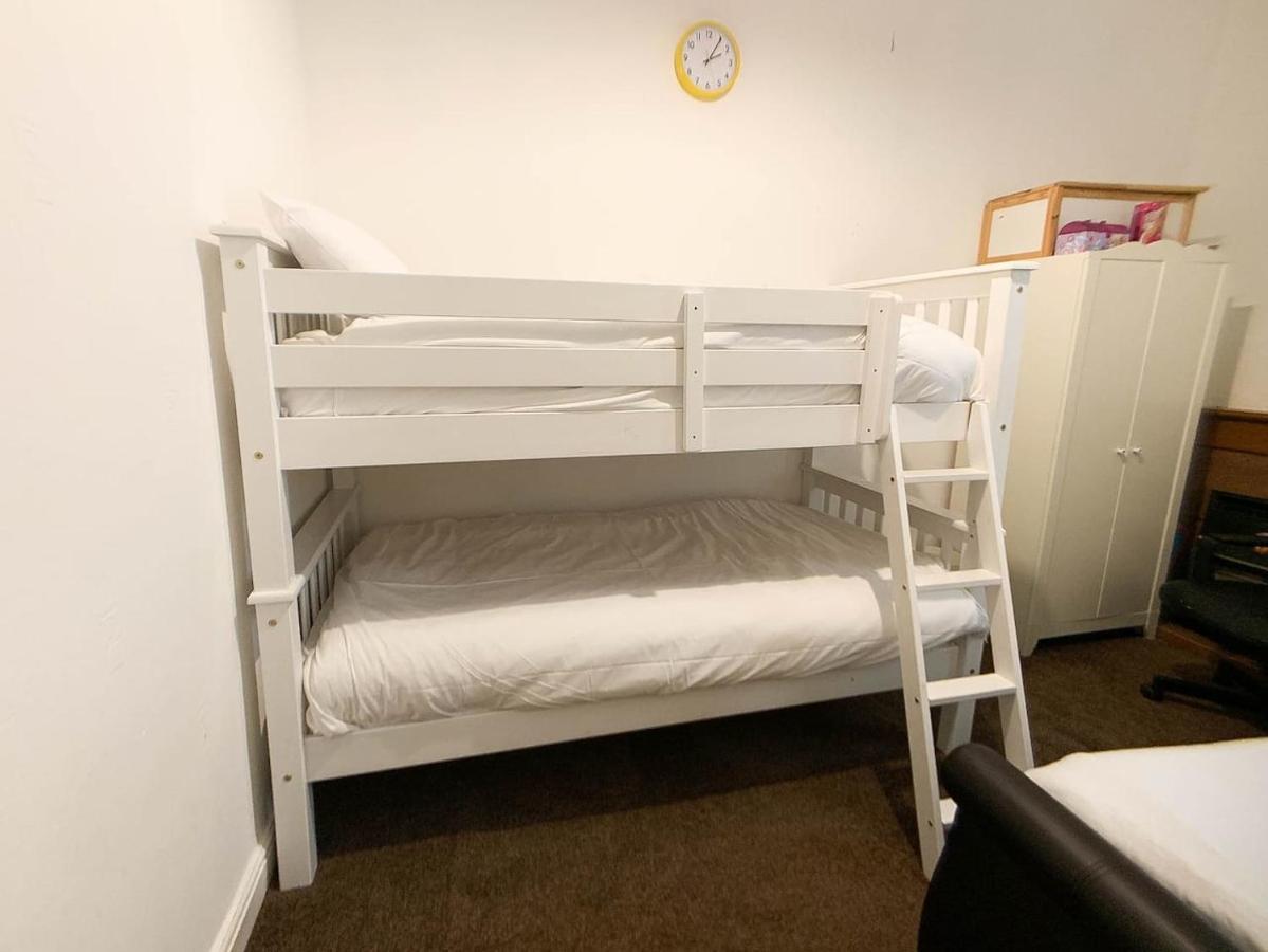 Large South Family - Free Parking Holiday home Glasgow