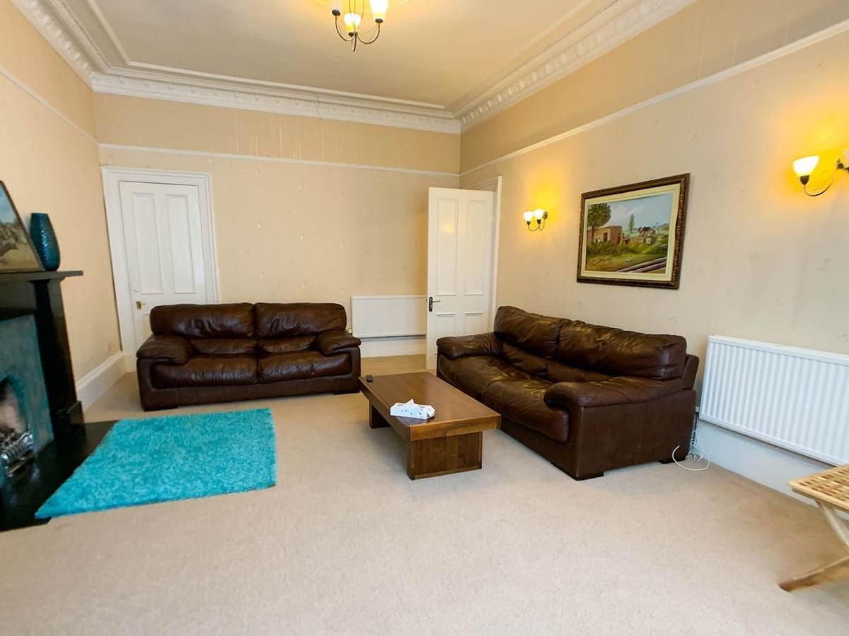 Large South Family - Free Parking Holiday home Glasgow