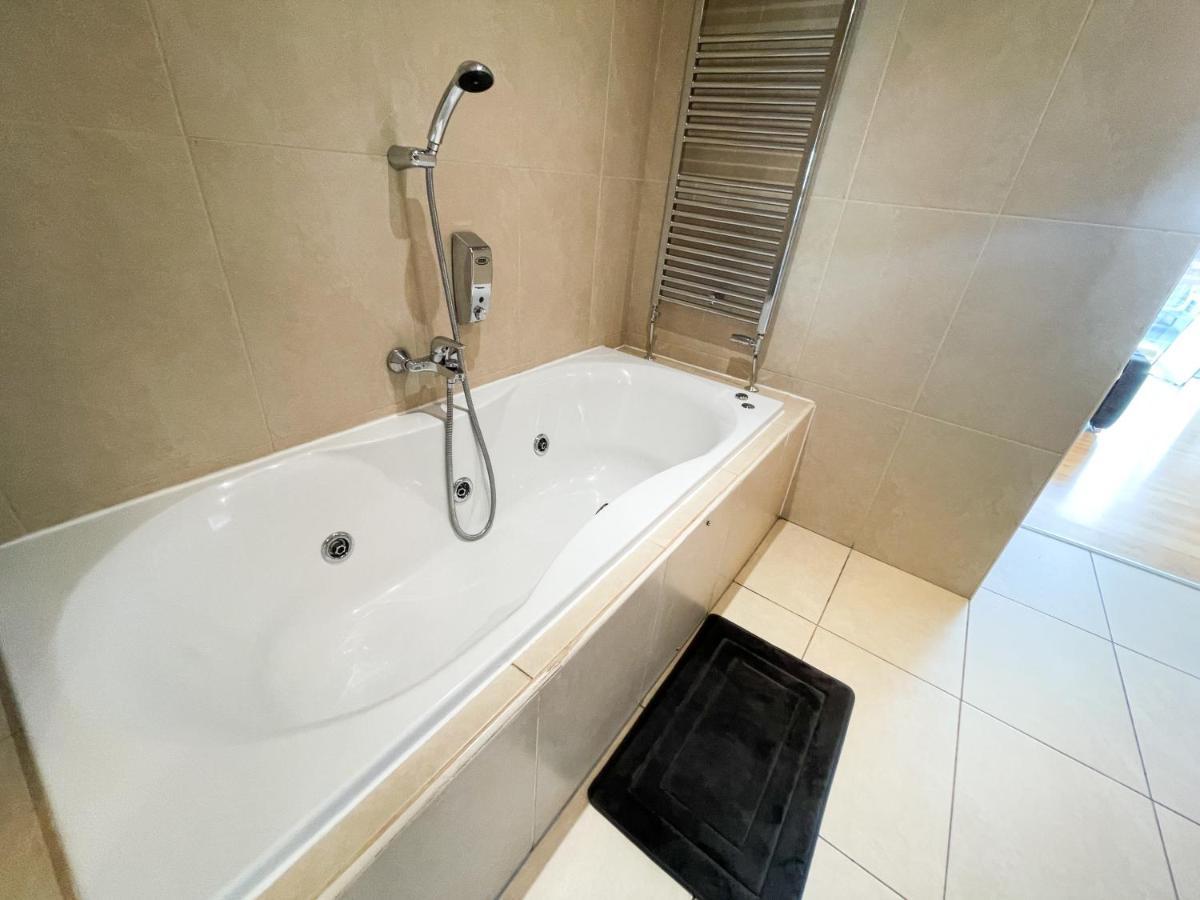Centre 2-bed Parking Jacuzzi Bath