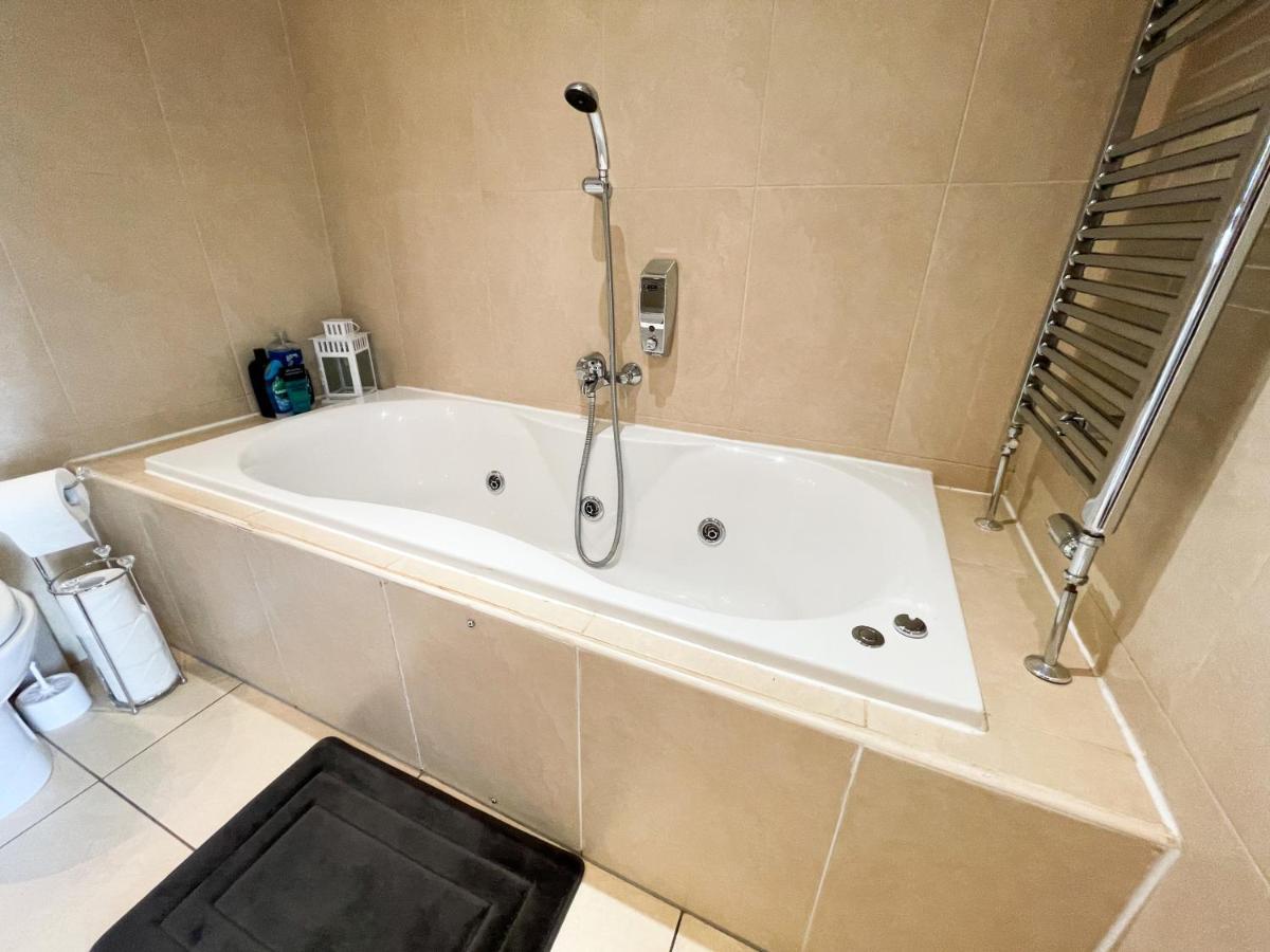 Apartment Centre 2-bed Parking Jacuzzi Bath